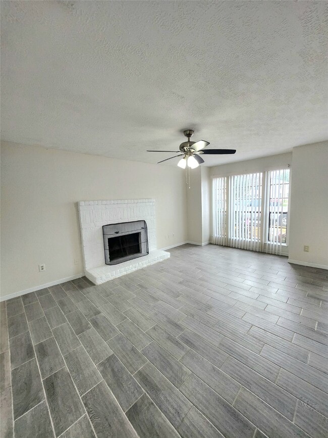 Building Photo - 10047 Emerald Creek Dr