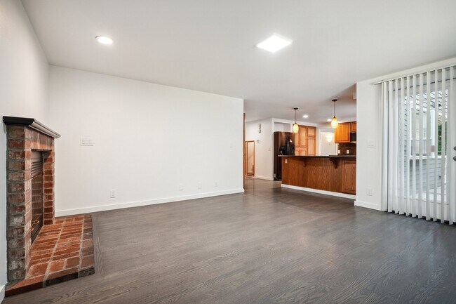 Building Photo - 2119 Duvall Ave NE