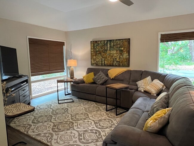 Building Photo - Walk to the beach from this 2BR FURNISHED ...