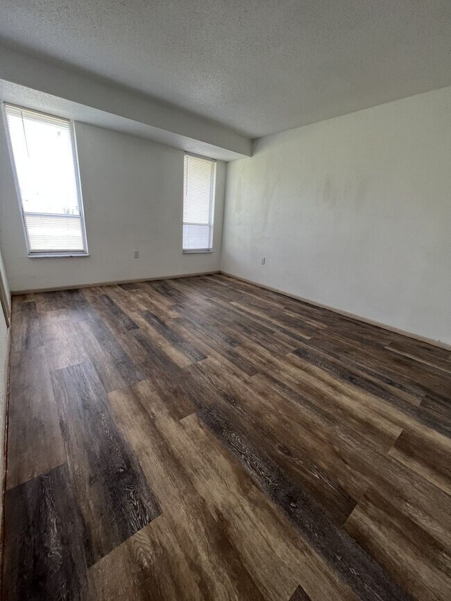 Building Photo - ** Single Family Home - Port Charlotte - 2 Bed / 2 Bath Plus Den/Bonus Room - Annual Rental - $16...