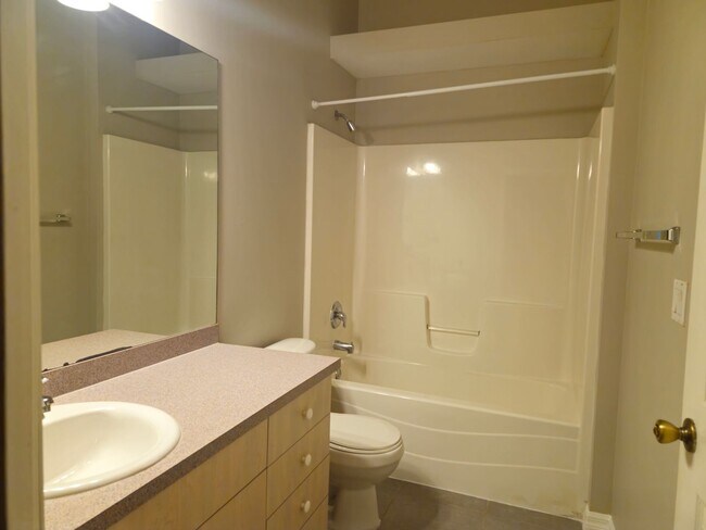 Building Photo - Cute 2 bedroom with a den 2 bathrooms and ...