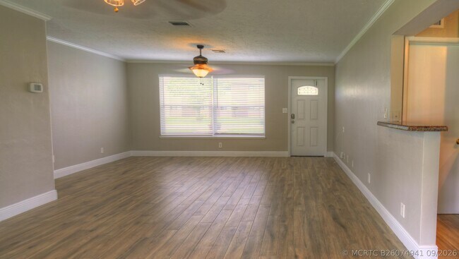 Building Photo - 1128 W River Dr