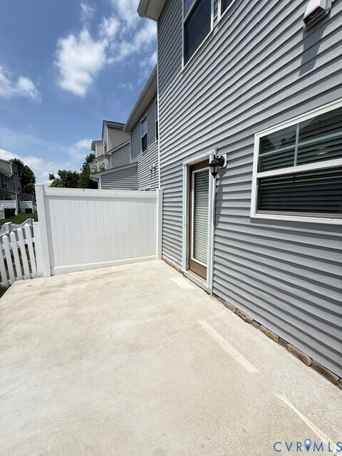 Building Photo - 8057 Ellendale Dr