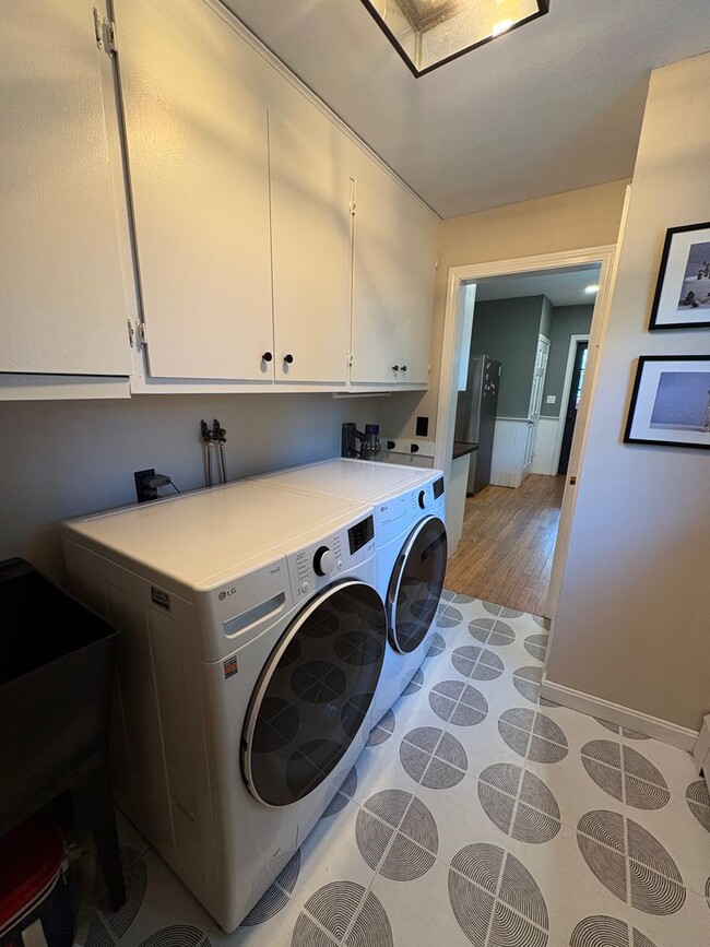 Building Photo - Cozy 3-Bedroom 1.5 -Bathroom Home with Fen...