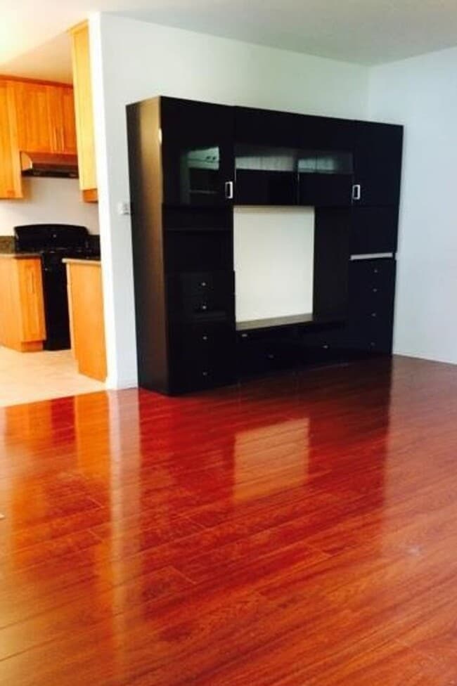 Building Photo - Beautiful One bedroom in gated complex one block from Ocean In Long Beach