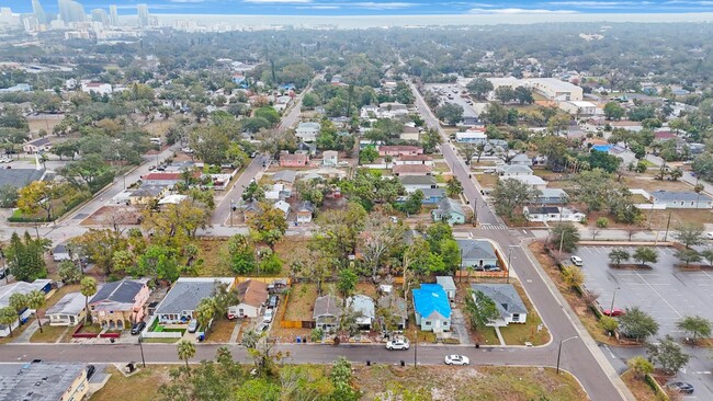 Building Photo - Cozy 2 bedroom 1 bath Home St Pete