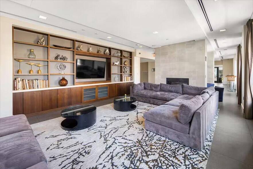 Building Photo - 1405 S Fern St