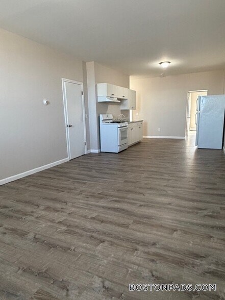 Building Photo - 663 Middle St