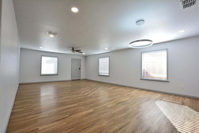 Building Photo - 1207 N Essex Ave