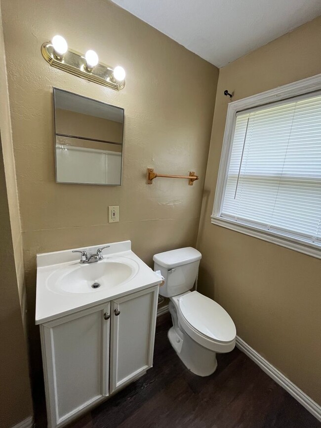 Building Photo - 4 bedroom 2 bath!