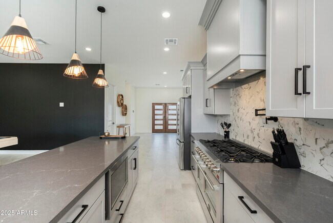Building Photo - 5049 E Shaw Butte Dr