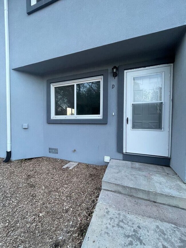 Building Photo - 3 Bed 2 Bath Townhouse, newly renovated!