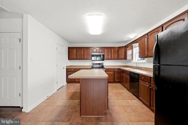 Building Photo - 2068 Stoneleigh Dr
