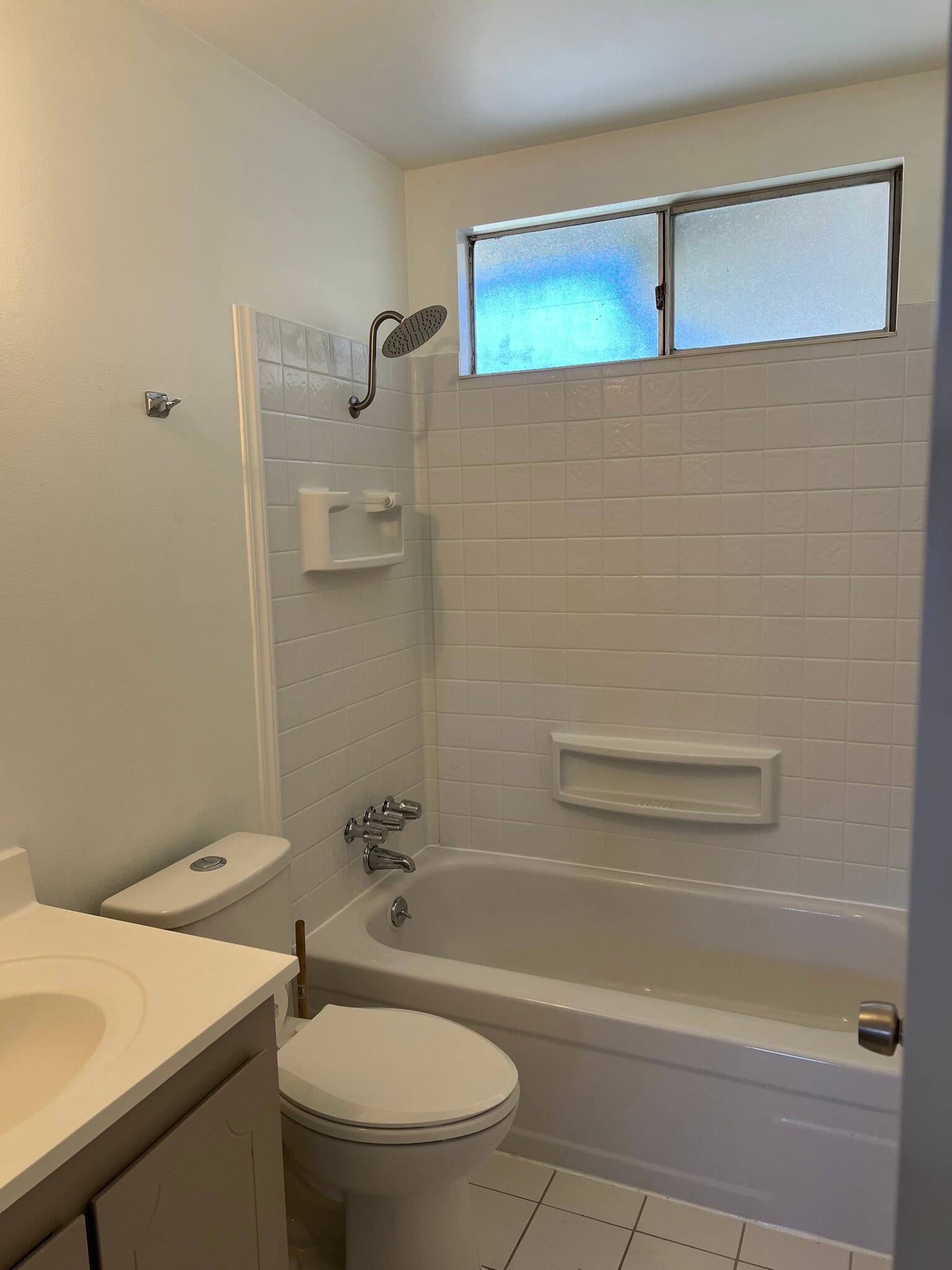 Hallway bath - 2533 Spencer Pl