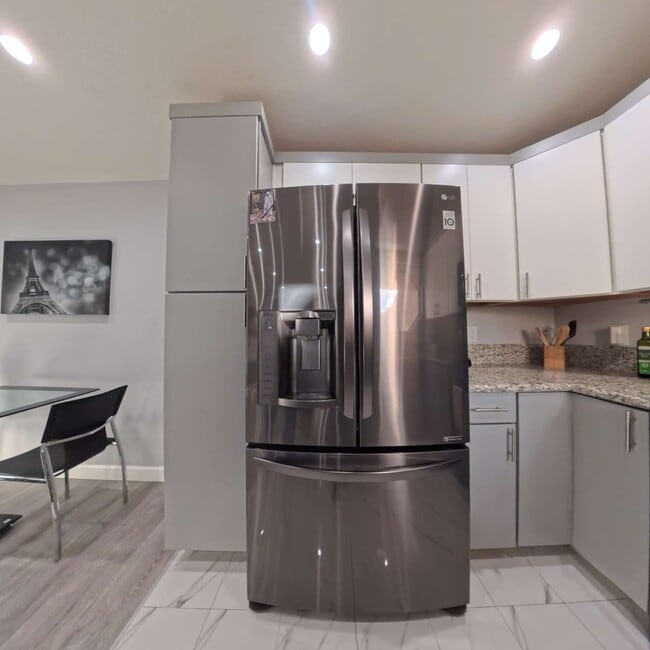 Building Photo - Highly Remodeled | 2nd Floor | Vaulted Ceilings