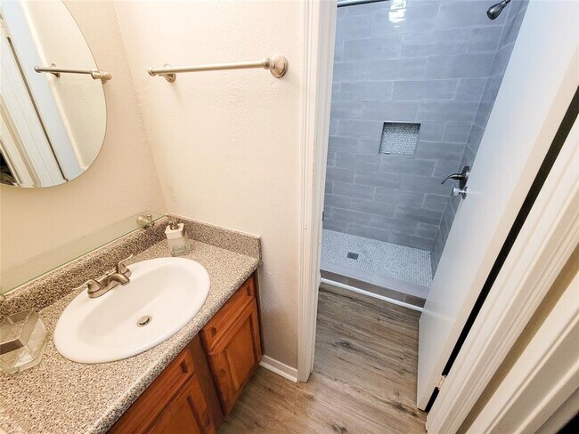 Building Photo - 3506 Cove View Blvd