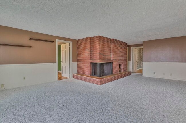 Building Photo - 334 S River Rd