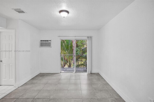 Building Photo - 1860 Venice Park Dr