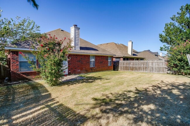 Building Photo - Spacious 3 Bedroom, 2 Bath Home Waiting fo...