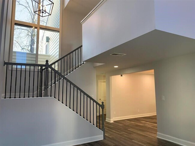 Building Photo - 604 Serramonte Dr