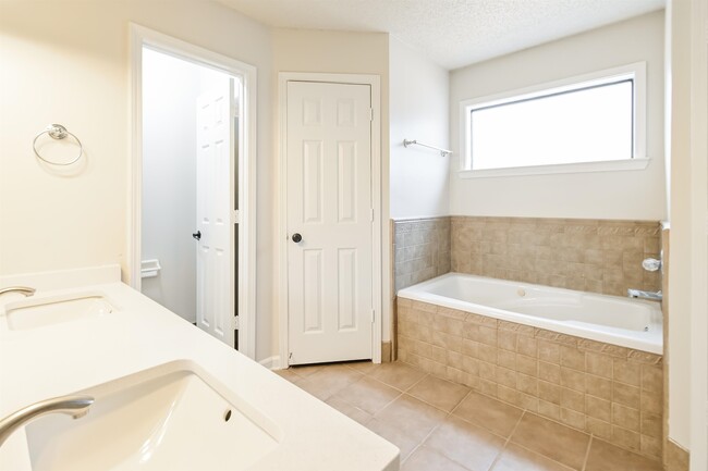 Building Photo - 3811 Westridge Dr