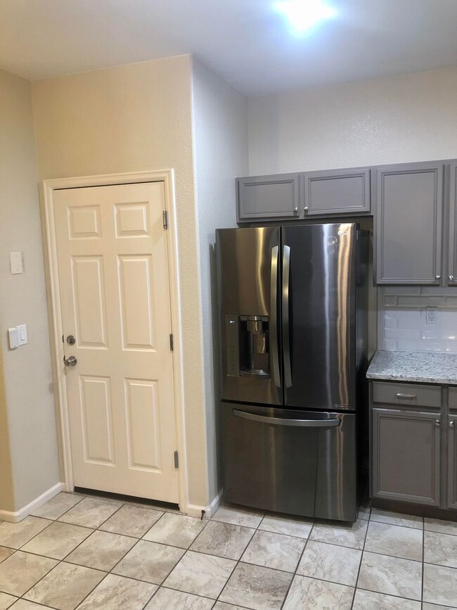 Building Photo - Well Maintained 2 Bed 3 Bath 2 Car Two-sto...