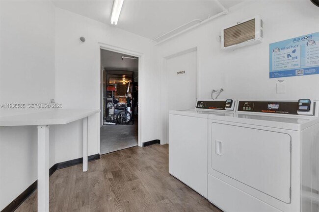 Building Photo - 4025 Yarmouth E