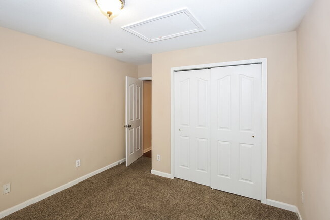 Building Photo - 6825 Goldenwillow Dr