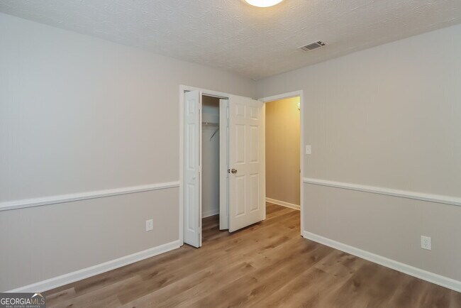 Building Photo - 220 Chesterfield Ct