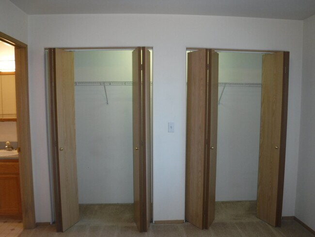Building Photo - NE Bend 2 Bed/2.5 Bath Near St. Charles - ...