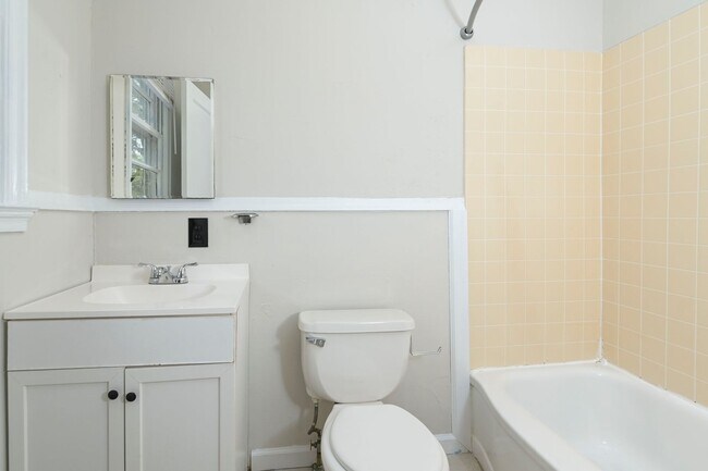 Building Photo - 2 bedroom, 1.5 bath home for rent in the h...