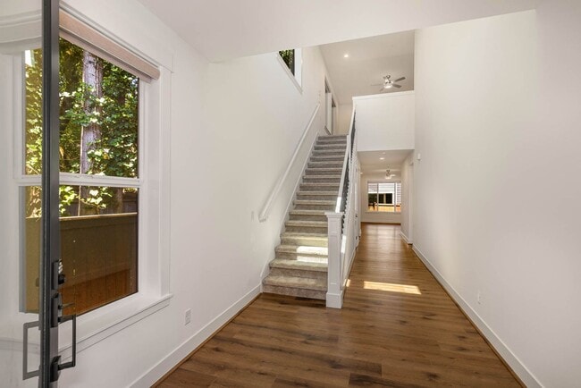 Building Photo - Newer Construction in Avenwood | 5BR Home Near Sammamish Commons