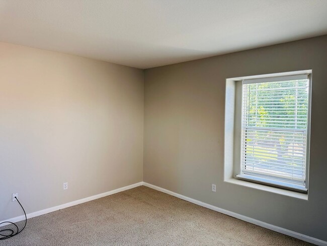 Building Photo - Full Bedroom and Bathroom Downstairs