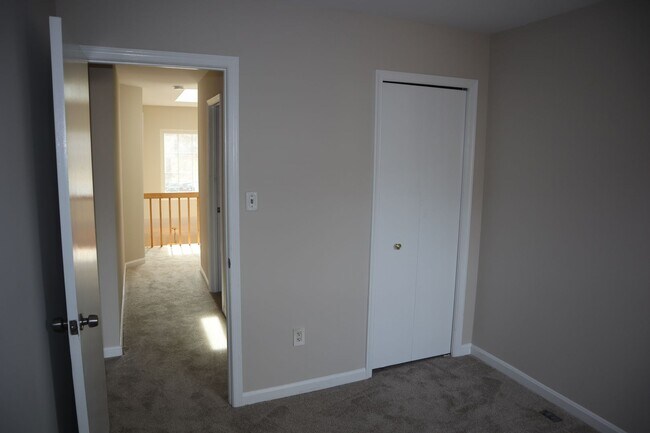 Building Photo - Charming Townhome Nestled in a Private Cul...
