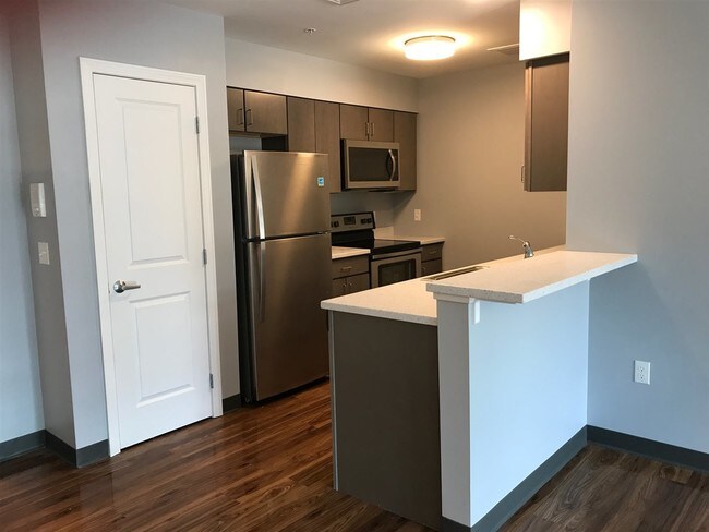 Building Photo - 10 E Ridge Dr