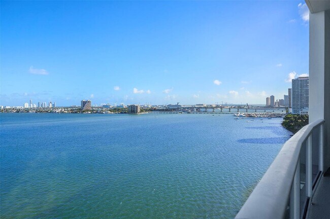 Building Photo - 725 NE 22nd St