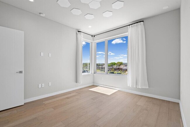 Building Photo - 5605 Sunshine Dr