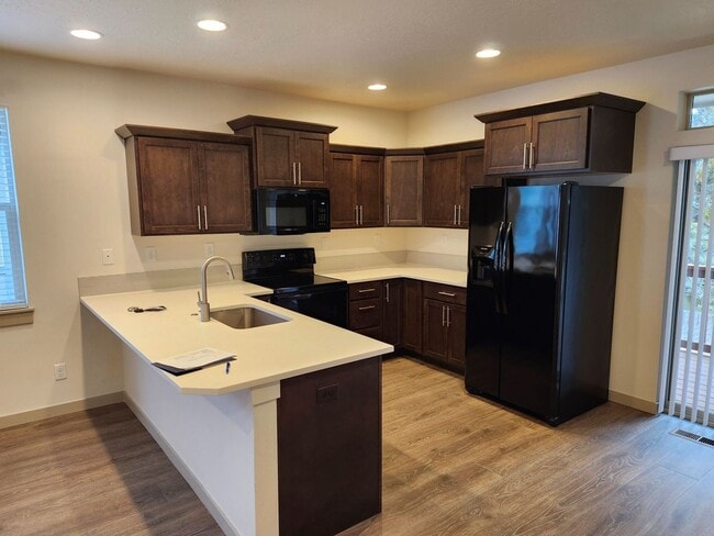 Building Photo - Newer 3 Bed/2 Bath Construction on Bend's Eastside - Cessna Drive