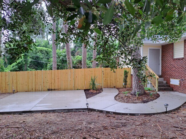 Building Photo - 1450-1452 Brentwood Drive