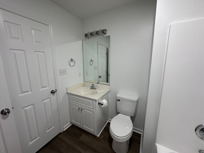 Building Photo - UPDATED TOWNHOME IN EVANS