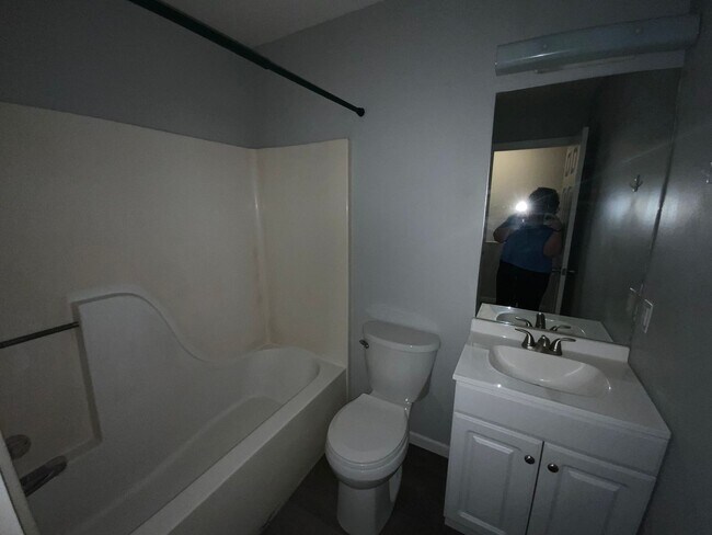 Building Photo - 4623-4623 W Bainbridge Dr