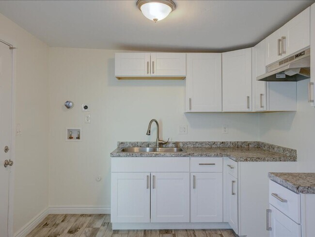 Building Photo - Modern Living with Private Mother-in-Law Suite!