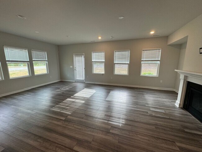Building Photo - End-Unit Gem Near White Oak Crossing – Style, Space & Convenience!
