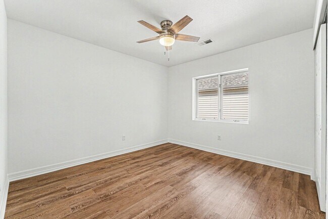 Building Photo - 3 Bedroom 1 bath Duplex available in Loveland