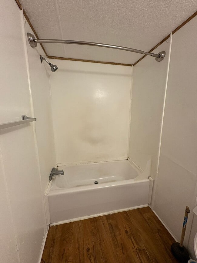 Building Photo - Spacious three bedroom, two bath singlewid...
