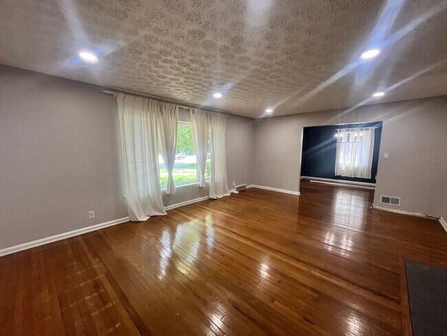 Building Photo - Spacious 3 bedroom 1.5 bathroom House
