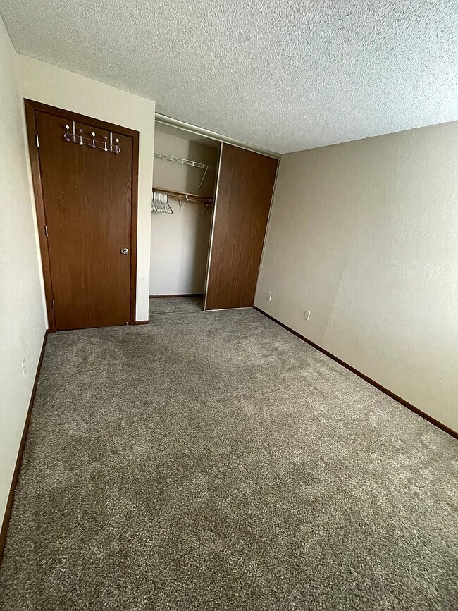 Building Photo - 3440 Golfview Dr