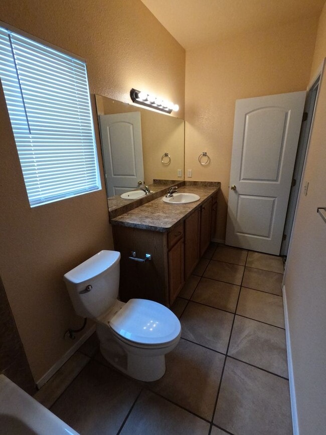 Building Photo - 1401 W Brown Rd