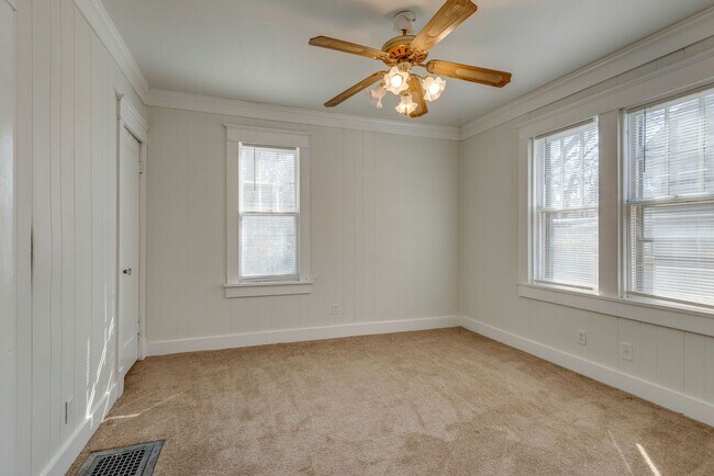 Building Photo - Charming 3-Bedroom Gem in the Heart of Sylvan Park