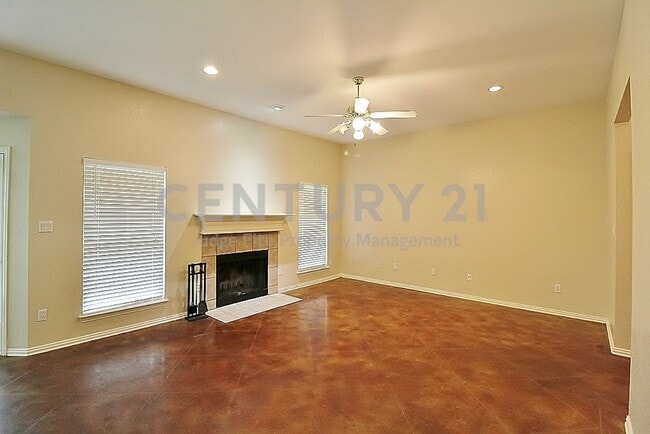 Building Photo - 302 Aspen Ct W